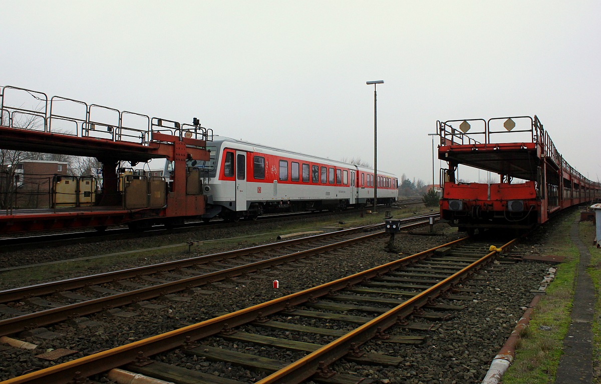 Angehängt an einen SyltShuttle kommt die neuste bahnbrechende Errungenschaft der Deutschen Bahn, ein modernisierter 628 , hier der 0628/0928 512  Kampen  nach Niebüll gefahren. 19.12.2015