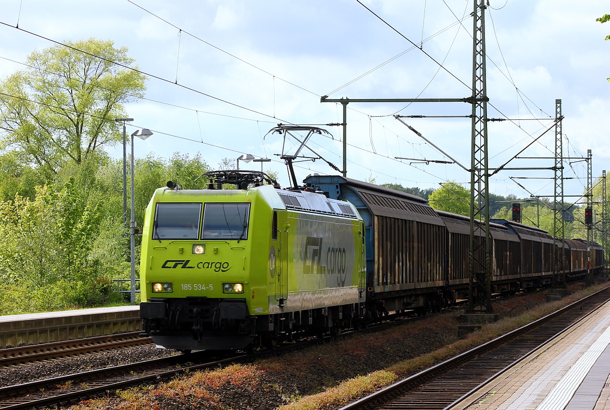 ATC/CFL Cargo 185 534-5 rauscht hier mit dem Spannplatten-Express durch Schleswig Richtung Hamburg. 21.05.2015