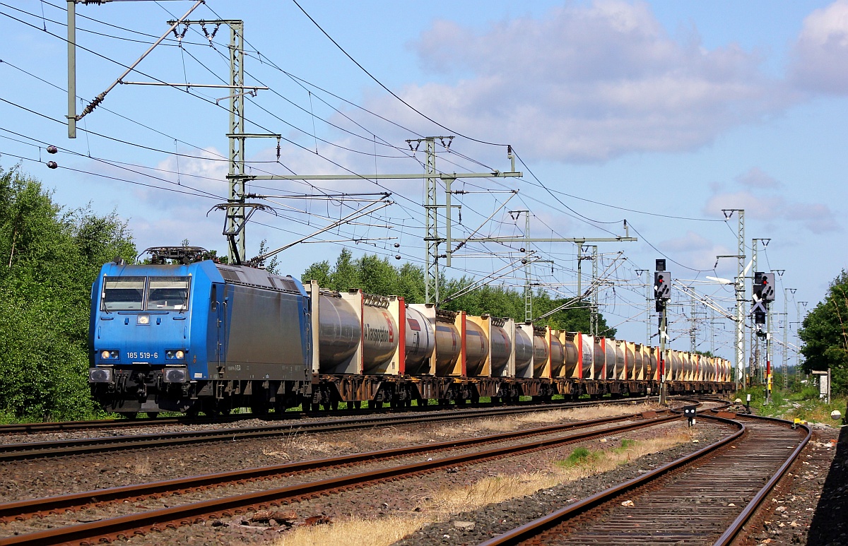 ATC/CFLCA 185 519-6 rauscht hier mit dem Zement-Express nach Deuna durch Jübek Richtung Hamburg. Jübek 28.06.2015