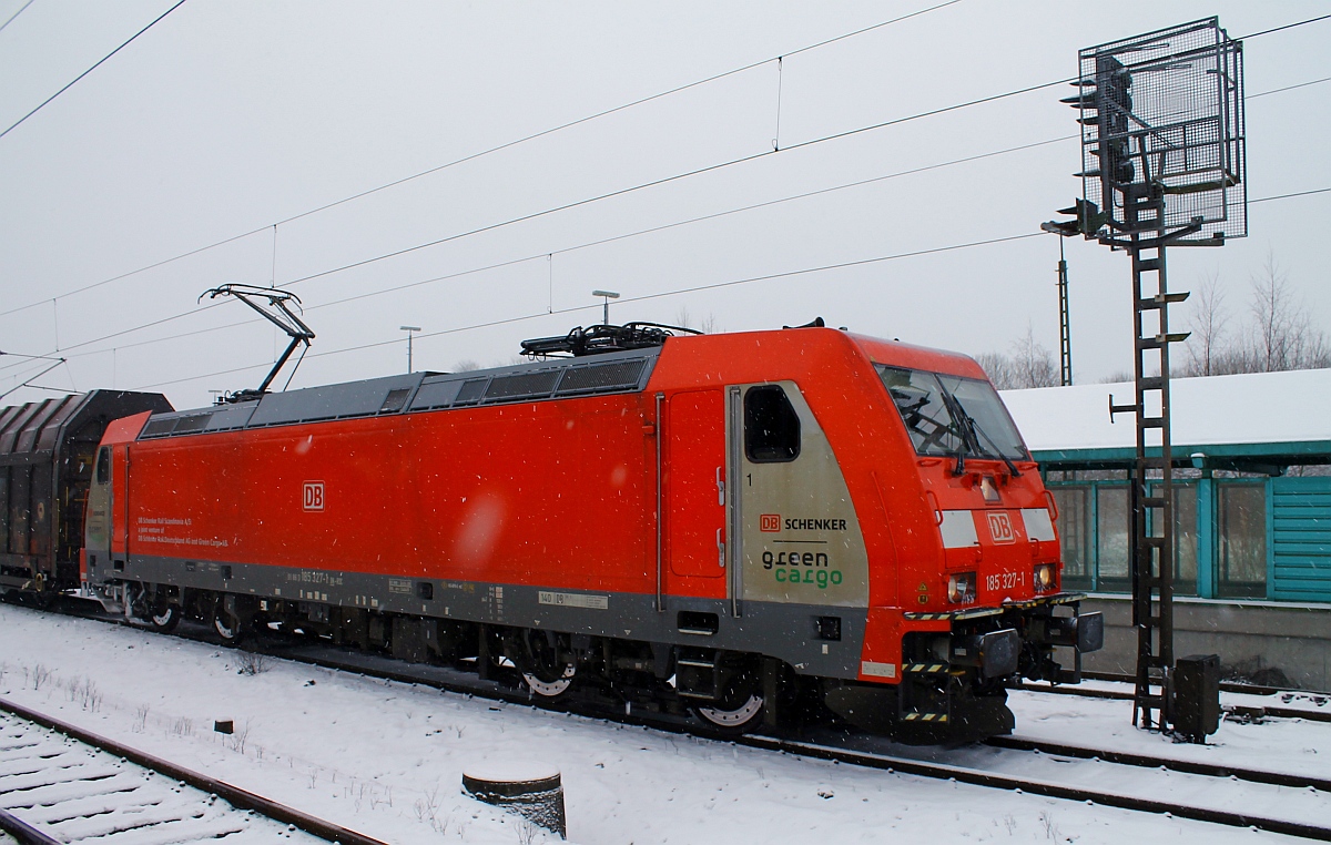 Auch die DBS/RSC 0 185 327-1 musste mit ihrem  Volvo-Zug  nach Almhult/S dem 4625x/6x im Schleswiger Bahnhof warten. Die Aufnahme entstand vom Bahnsteig....Schleswig 24.01.2015
