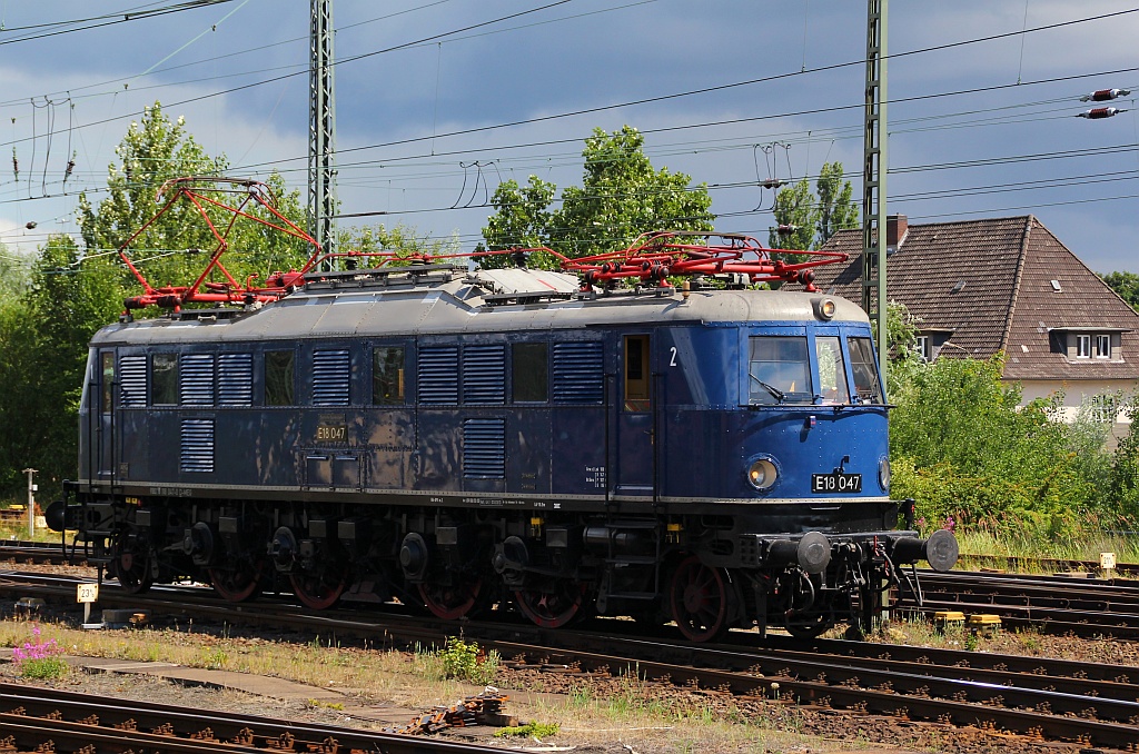 Auch die E18 047(91 80 6 118 047-0 D-MEG)kam mit einem Sonderzug nach Hamburg gefahren und rangiert hier ebenfalls im Bahnhofsbereich HH-Altona umher. 15.07.2012