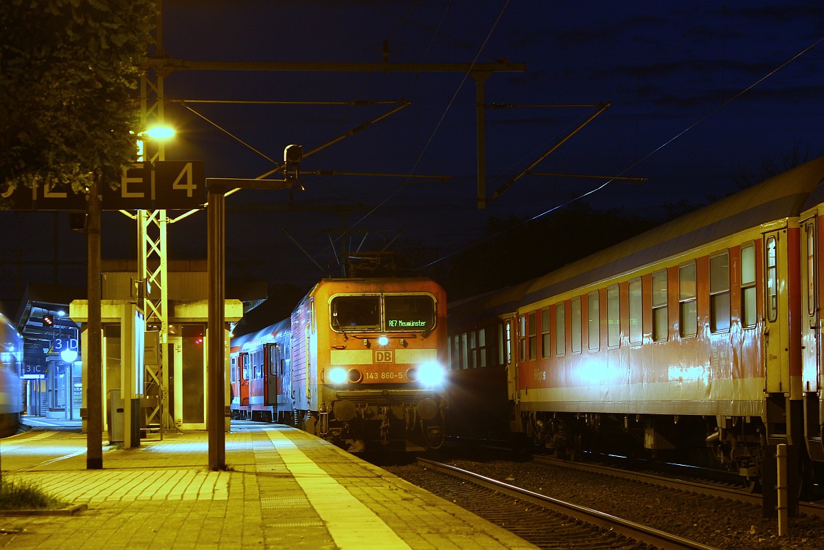 Auch wenn RE7 Neumünster dran steht, es war bzw ist die RB 77 von und nach Kiel die hier im Bahnhof Neumünster auf ihre Abfahrt wartet. 04.11.2015