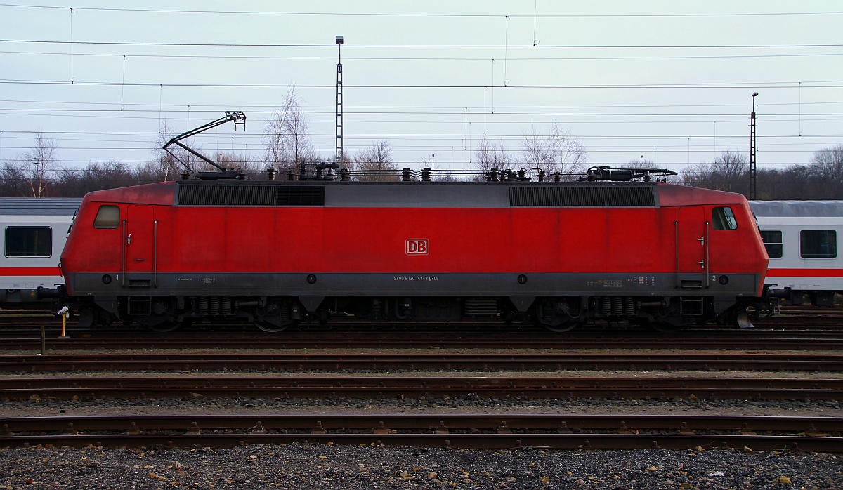 Auf dem Rückweg vom Praktikum schnell im alten Bw in Flensburg nachgeschaut und 6120 143-3(Unt/LDX/08.06.07, Verl/MH/05.05.14)mitgenommen, die Lok brachte den CNL aus Basel nach Padborg. 01.03.2014