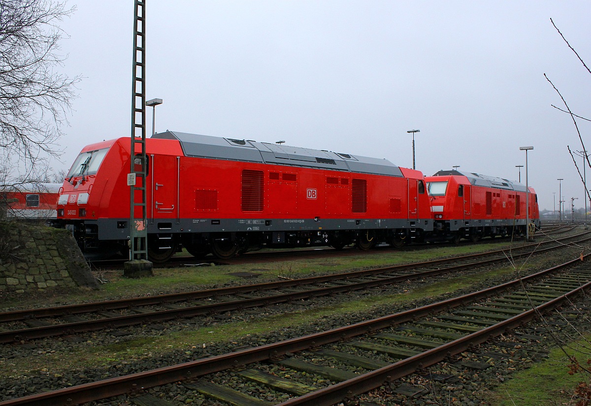 Aufgenommen von der ehemaligen Auffahrt zur alten Autoverladung in Niebll standen die 1245 021-1(re) und die bisher nicht eingesetzte 1245 022-9(REV/ANB/09.10.15)abgestellt im/am Bhf Niebll. 19.12.2015