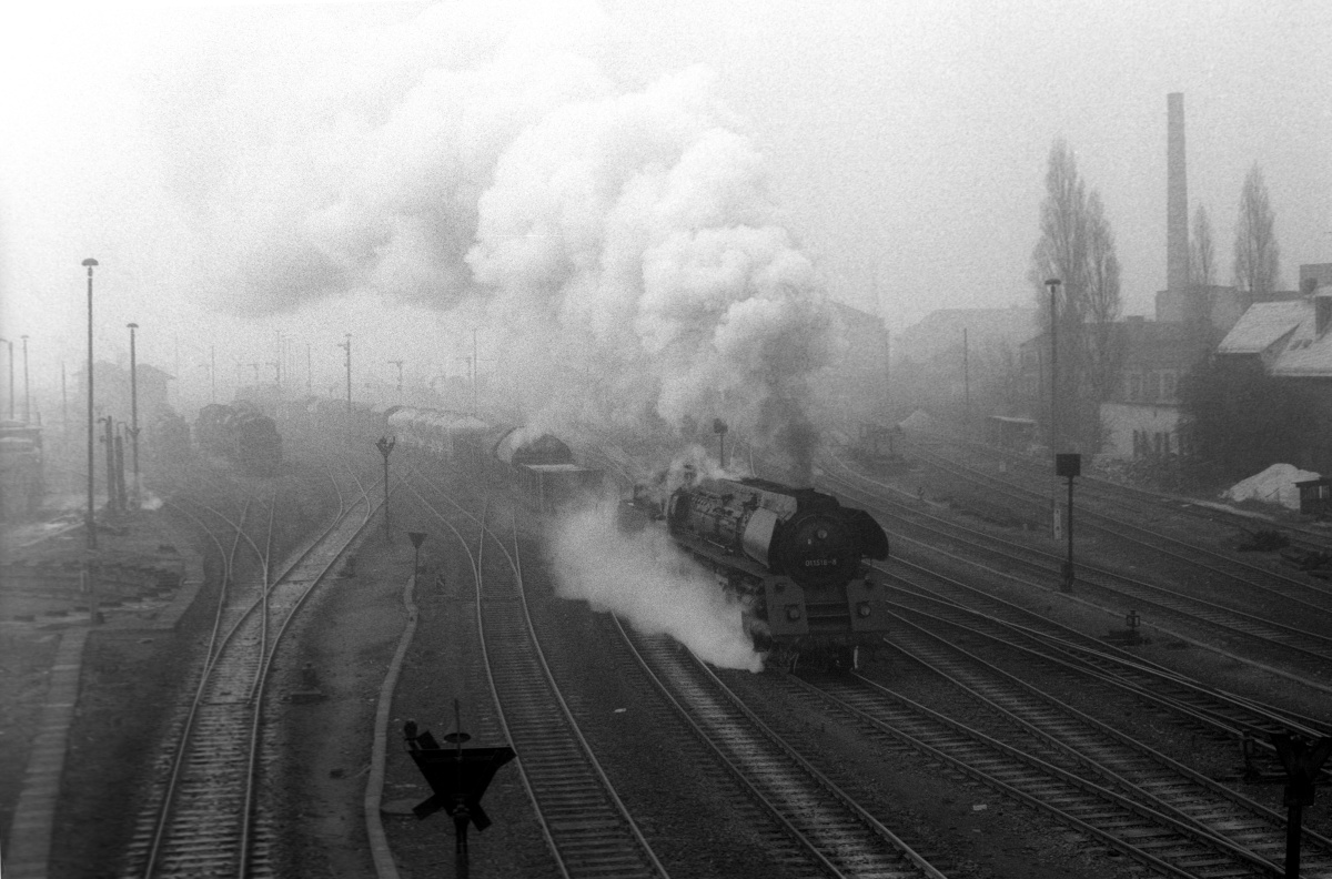 Aus der Schatzkiste...01 518/01 1518-8 mit Güterzug Ausfahrt Saalfeld 30.04.1980 (Bearb. M.Steiner, (C) D.Schikorr)