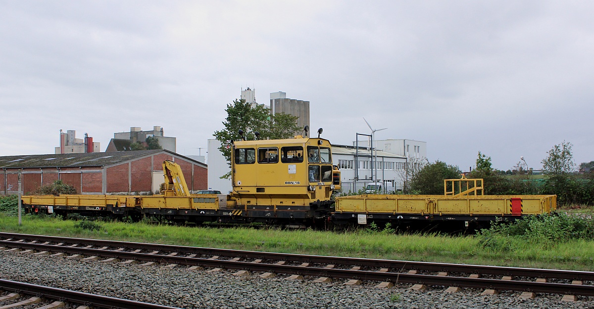 BahnbauNord BBN-16 Gleiskraftwagen 99 80 9685 016-4 D-BBN mit Gleiskraftwagenanhänger Kla03 99 80 9750 150-1 und 151-9 Husm-Nord 03.10.2021