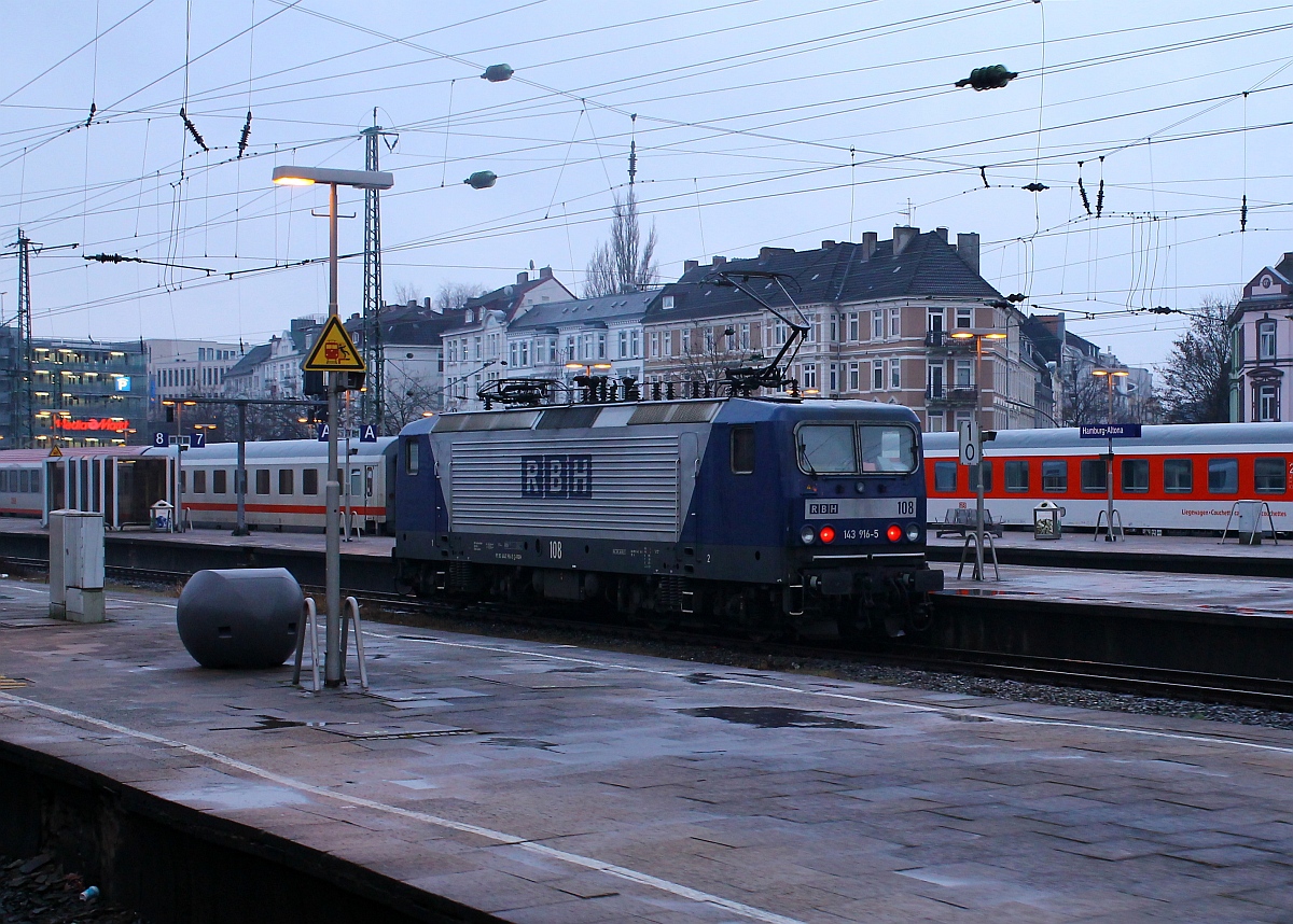 Baustellen bedingte Einfahrt in Hamburg-Altona...dort standen mehrere Fernzüge und RBH 108(6143 916-5)die wenig später abgestellt wurde. 21.02.2015