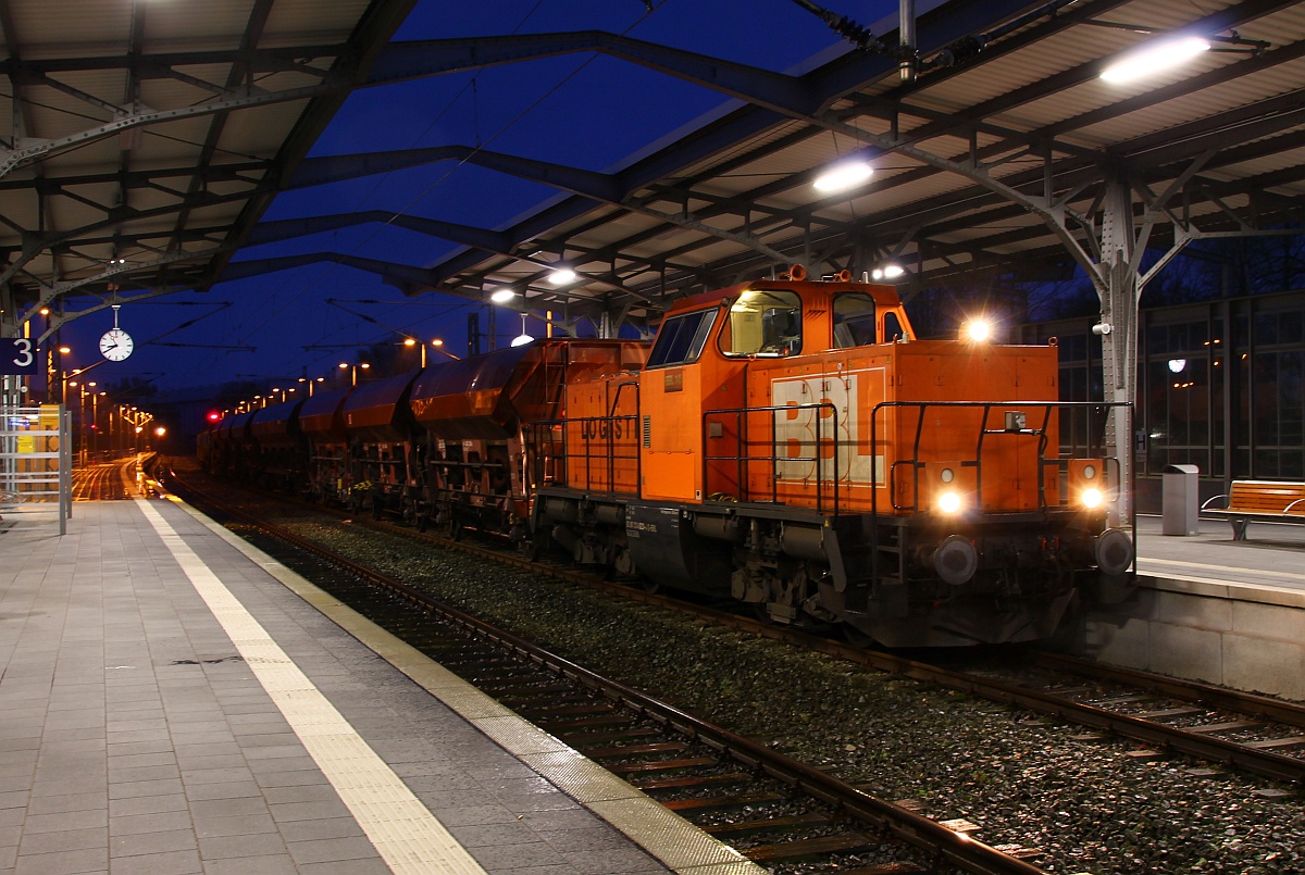 BBL 10 / 214 023-4 steht mit einem der drei Bauzüge die für die Weichen und Gleisbauarbeiten gebraucht werden im Bhf von Rendsburg. 12.04.2014