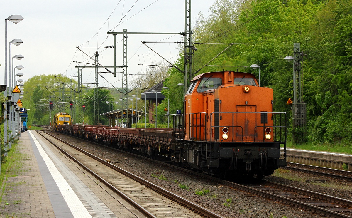 BBL 11/1 203 157-3 dieselt hier mit 12 Res Wagen und zwei Strabag Baumaschinen als DGV 93273 von Flensburg nach Hannover(Leinhsn Wbf)durch Schleswig. 18.05.2015