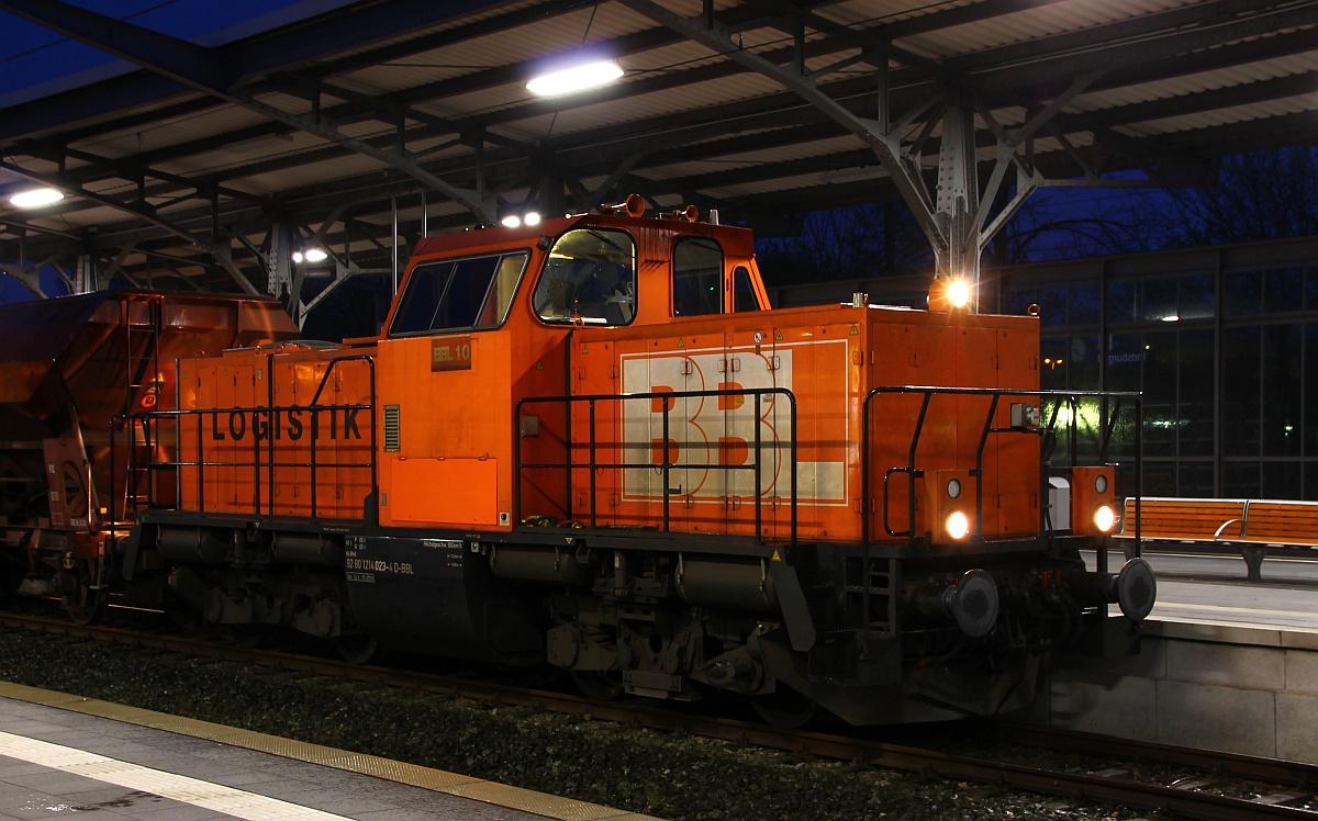 BBL10 / 214 023-4 diente am Abend des 12.04.2014 als Zuglok eines Bauzuges für die Bauarbeiten in Rendsburg.