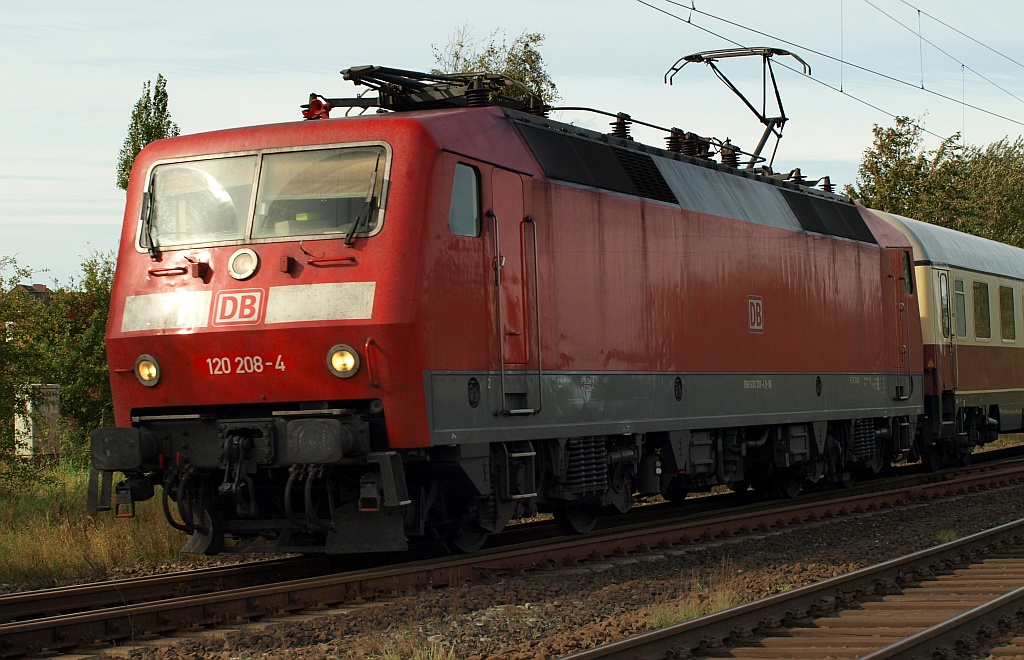 Besuch aus dem Süden...120 208-4 als Zuglok des IC 2417 hier bei der Einfahrt in den Schleswiger Bahnhof. 09.10.2011