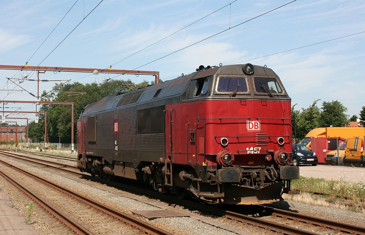 Bis gestern fuhren die Güterzüge nur bis Padborg mit E-Lok(aus Deutschland kommend)ab Padborg übernahmen dann die dänischen Kultdiesel Litra MX, MY und MZ die Züge...hier ist die DBS/RSC Litra MZ 1457 auf Rangierfahrt im dänischen Padborg. 06.08.2015