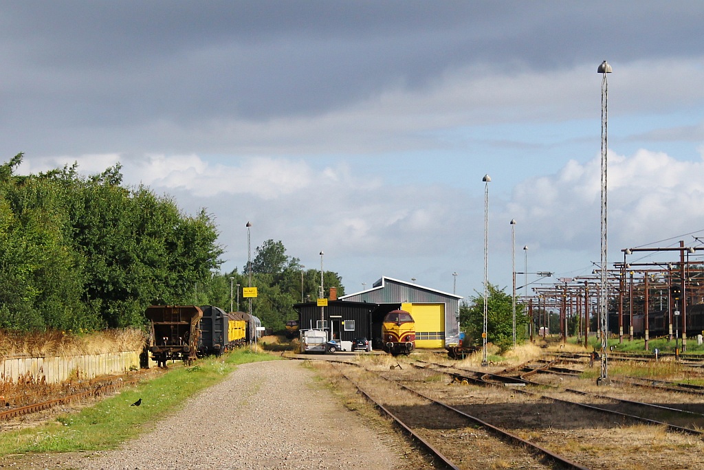 Blick auf die NOHAB/Contec/CFL Werkstatt mit der davor abgestellten CFL 1810 in Padborg/DK, links kann man noch den alten SPENO Schleifzug sehen der hier aufgearbeitet werden soll(legaler Standort). 14.08.2013