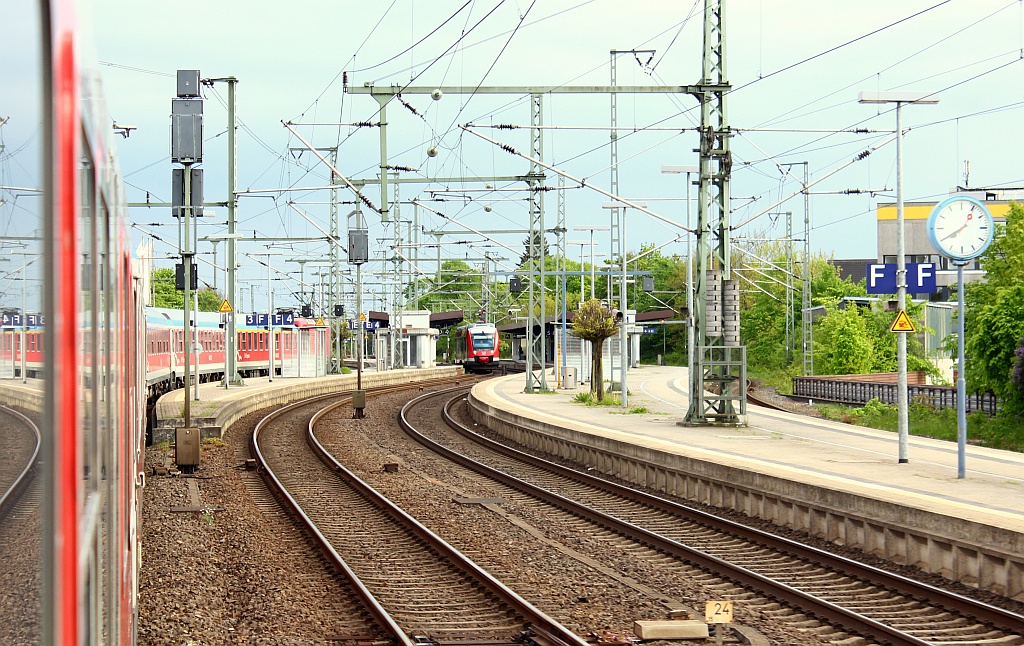 Blick aus dem ausfahrenden SH Express auf den Bahnhof von Neumünster in dem 648 003/503 noch auf die Ausfahrt nach Kiel wartet. 17.05.12