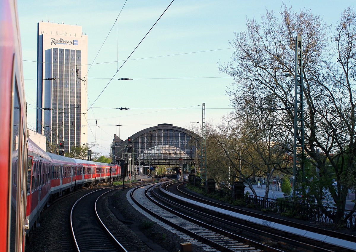 Blick aus dem RE7 auf den Bhf Hamburg-Dammtor am Morgen des 02.05.2015.