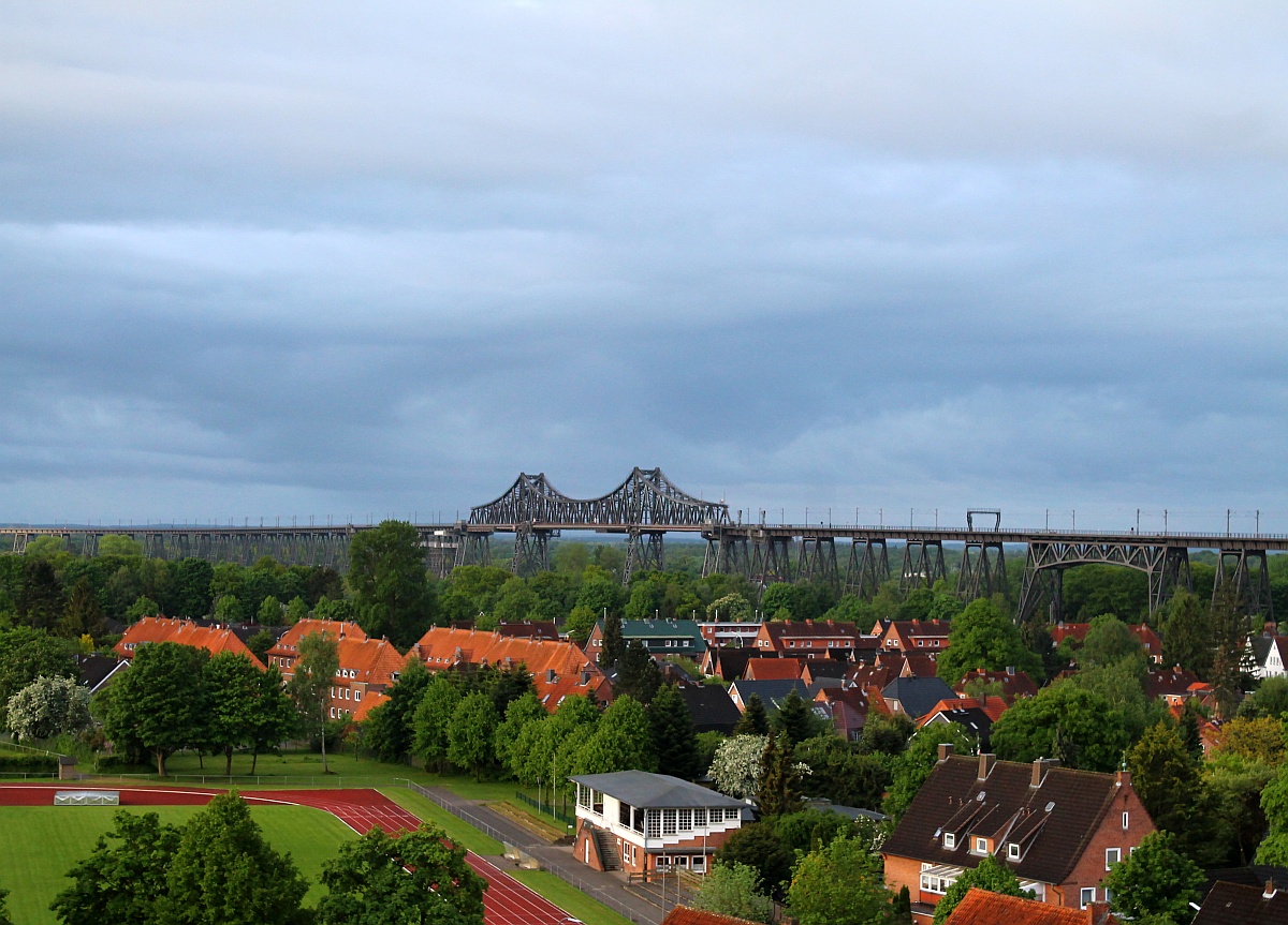 Blick aus dem RE7 nach Hamburg auf die Rendsburger Hochbrücke am gestrigen Tag. Rendsburg 30.05.2015