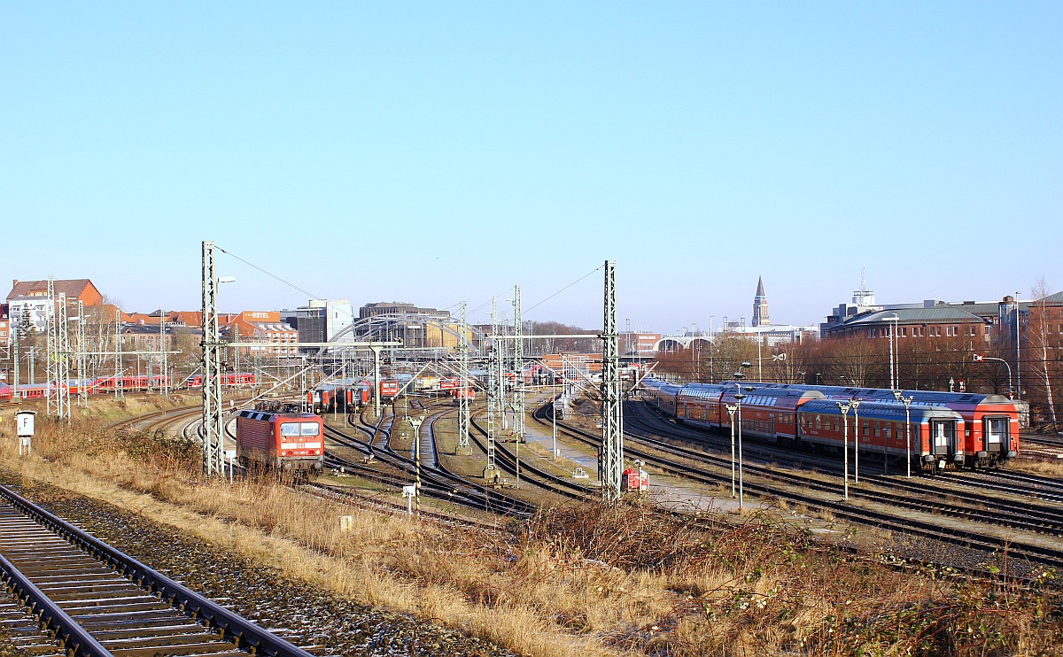 Blick aus der einfahrenden RB auf eine der Abstellgruppen des Bh Kiel im Vorfeld des Kieler Hauptbahnhofes. Kiel 17.02.2016