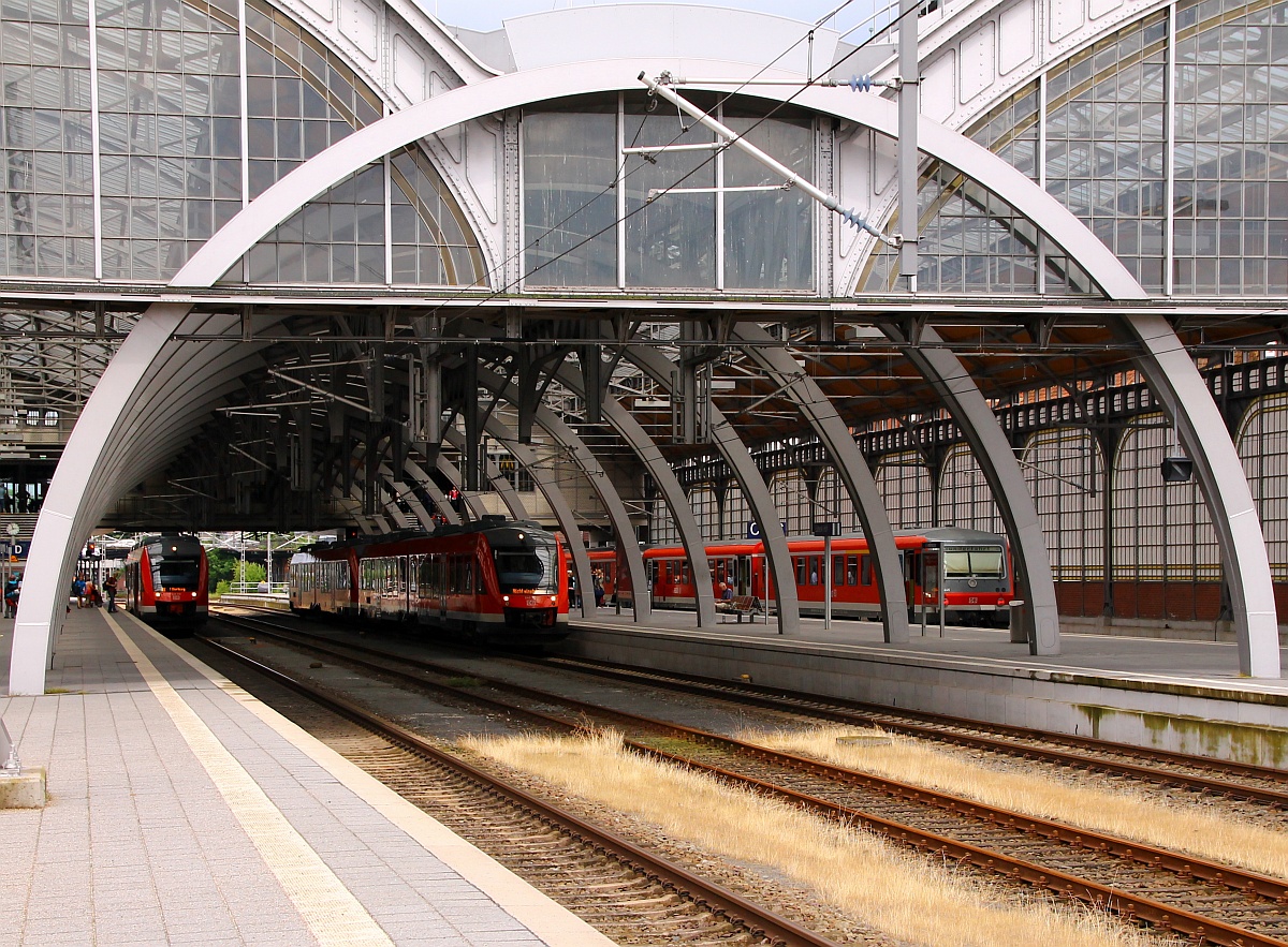 Blick in den Lübecker Hauptbahnhof(Gleis 1-3), man sieht den Zug nach Bad Kleinen(628/928) ein Lint-Doppel welches gleich zum tanken fährt und einen abfahrbereiten Lint der DB Regio Kiel der Lübeck in wenigen Minuten verlassen wird. 28.06.2014