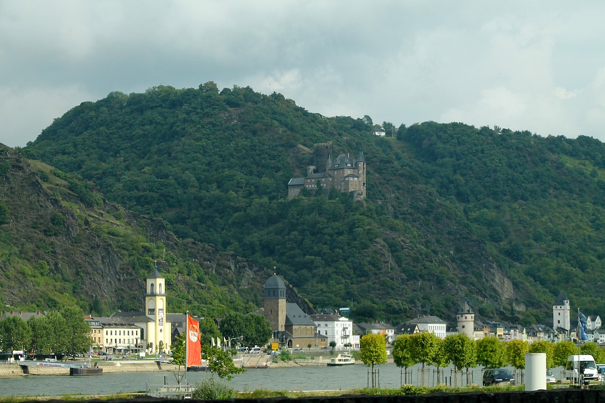 Blick von St.Goar Richtung St.Goarshausen unterhalb der Burg Katz 09.2013