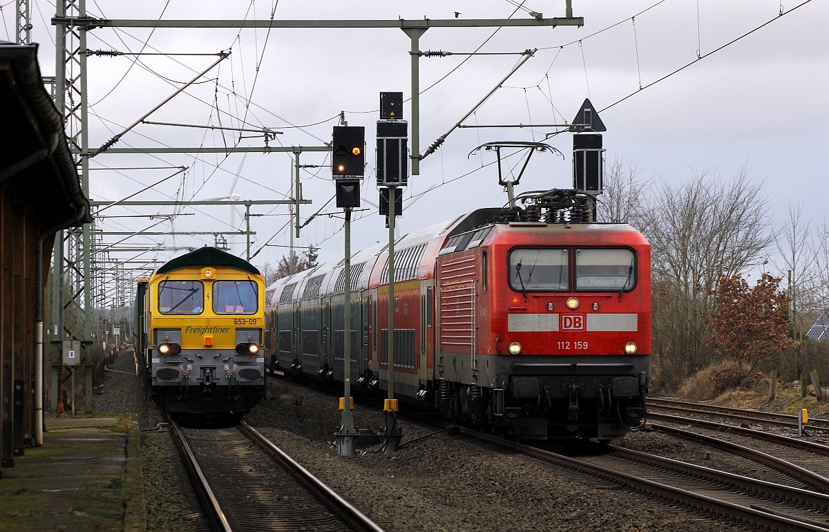 BRLL/Freightliner 653-09/ 266 118-7 mit Düngerzug und 112 159 mit RE7 nach Hamburg in Jübek. 01.03.2017