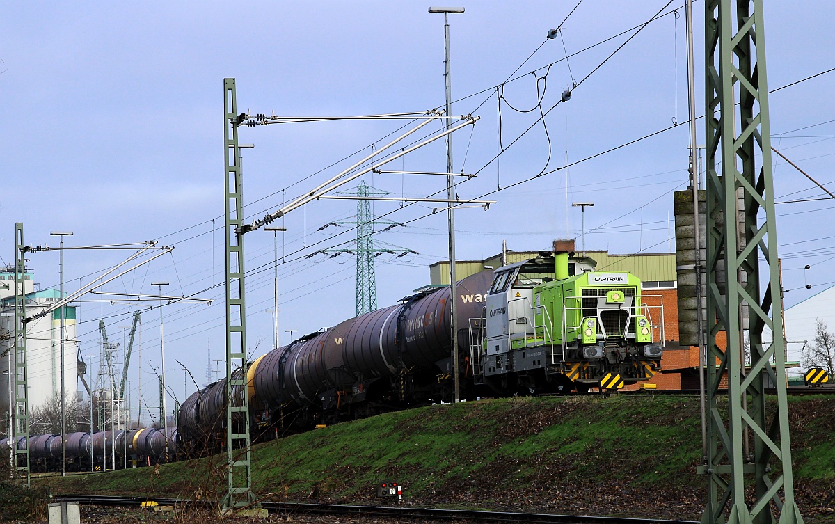 Captrain/CCW 650 092-6 zieht hier lautstark einen langen KeWa Zug über den Ablaufberg Hohe Schaar. 15.01.2022