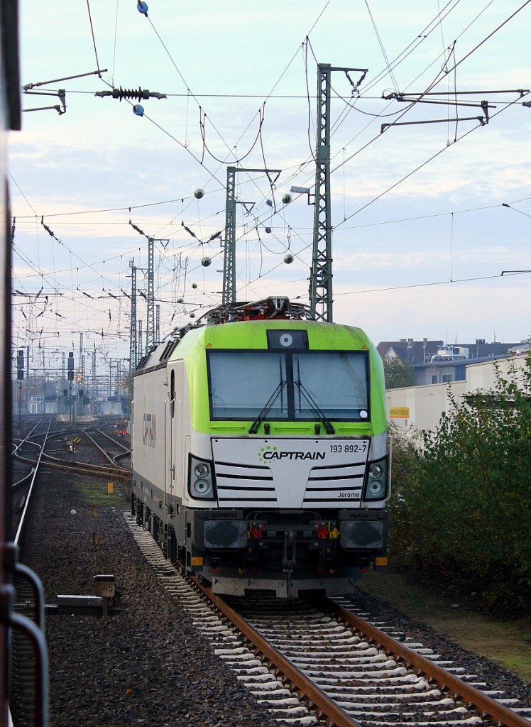 Captrain/ITL 193 892-7  Jeromè  abgestellt am Beginn des Gbf Neumünster. Aufgenommen aus dem vorbeifahrenden Zug nach Hamburg. 04.11.2015