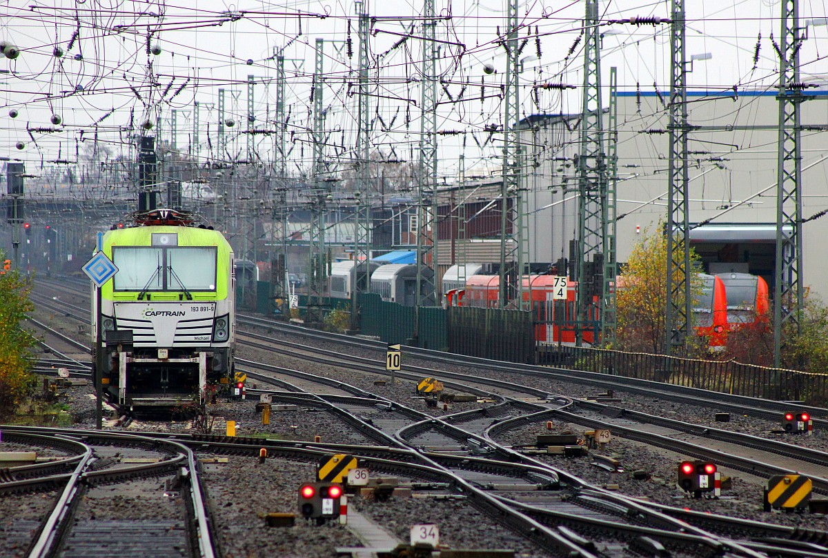 Captrain/ITL 6193 891-9 abgestellt in Neumnster, rechts zieht eine Kf Doppeltraktion einen ET 425 der S-Bahn Hannover durch das Aw und ein ET 425 steht in der Werkhalle. Bild 1 mit relativ dunklen Lichtverhltnissen. Neumnster 16.11.2015 (02100)