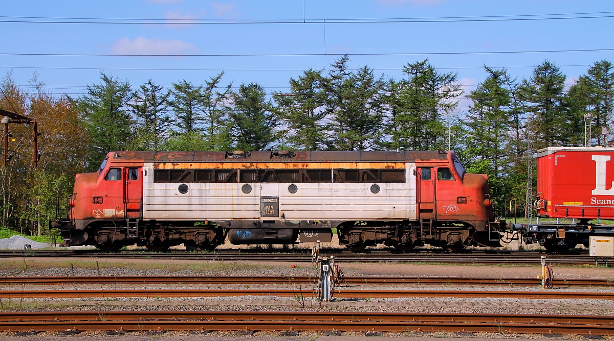 Captrain/Railcare Litra MY 1122 drückt hier den Lauritzen KLV hinab ins Terminal im Padborger Industriegebiet. 03.05.2014