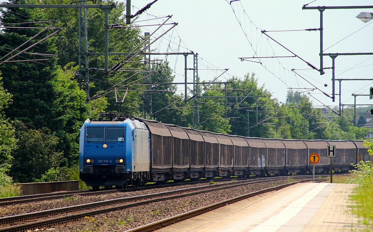 CFL 185 519-6 hat hier den zwar kurzen aber sehr schweren Spanplattenzug nach Padborg am Haken uns stampft durch Schleswig. 08.06.2014