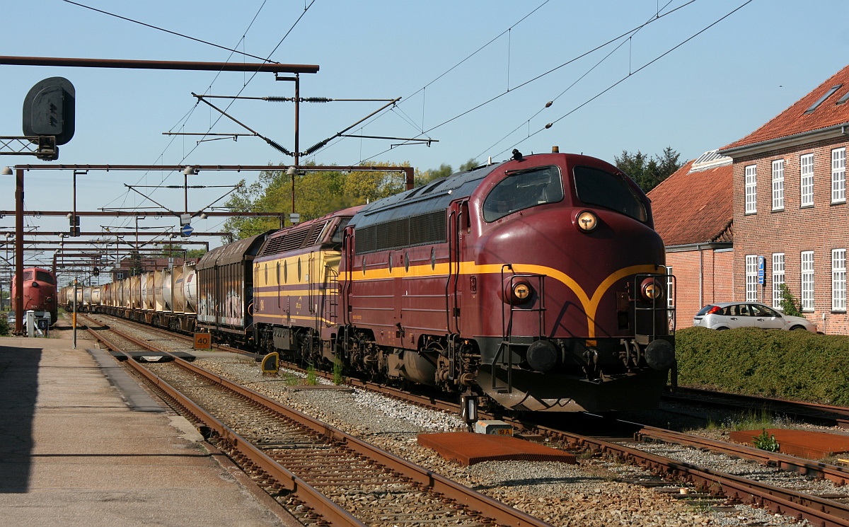 CFL Cargo DK MY 1146 und CFL Cargo L 1814 haben hier mit dem Zementexpress nach Deuna Einfahrt in den Grenzbahnhof Padborg/DK. 21.05.2015