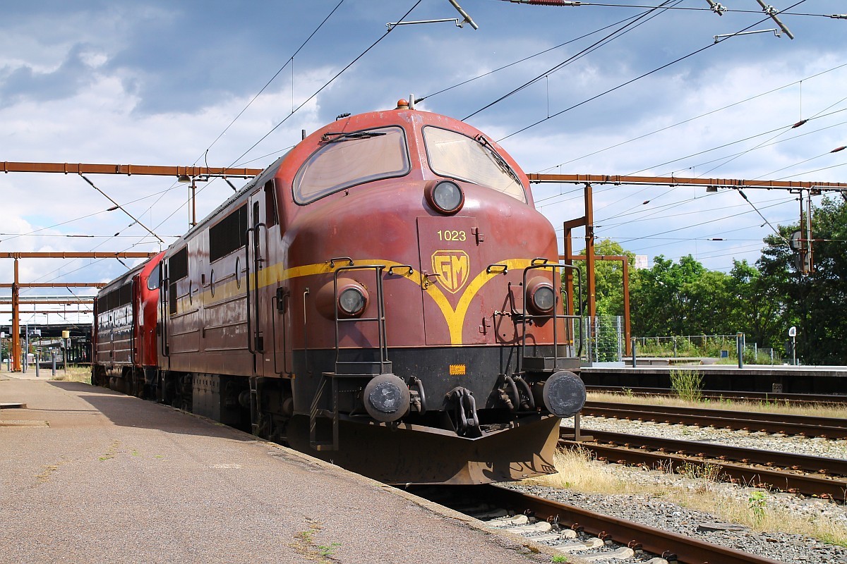 CFL Cargo Litra MX 1023 steht hier zusammen mit der MjbaD MY 28(ex DSB MY 1152)abgestellt im dänischen Fredericia als Reservelok für die Umleiterzüge. 24.07.2015