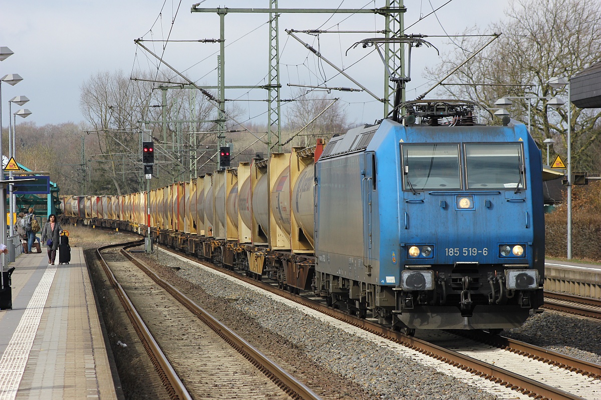 CFLCA 6185 519-6(REV/LD X/17.02.11, Verl/KG 9/05.02.18) mit dem Zement-Express nach Deuna rollt hier langsam in den Bahnhof von Schleswig ein. 26.03.2017