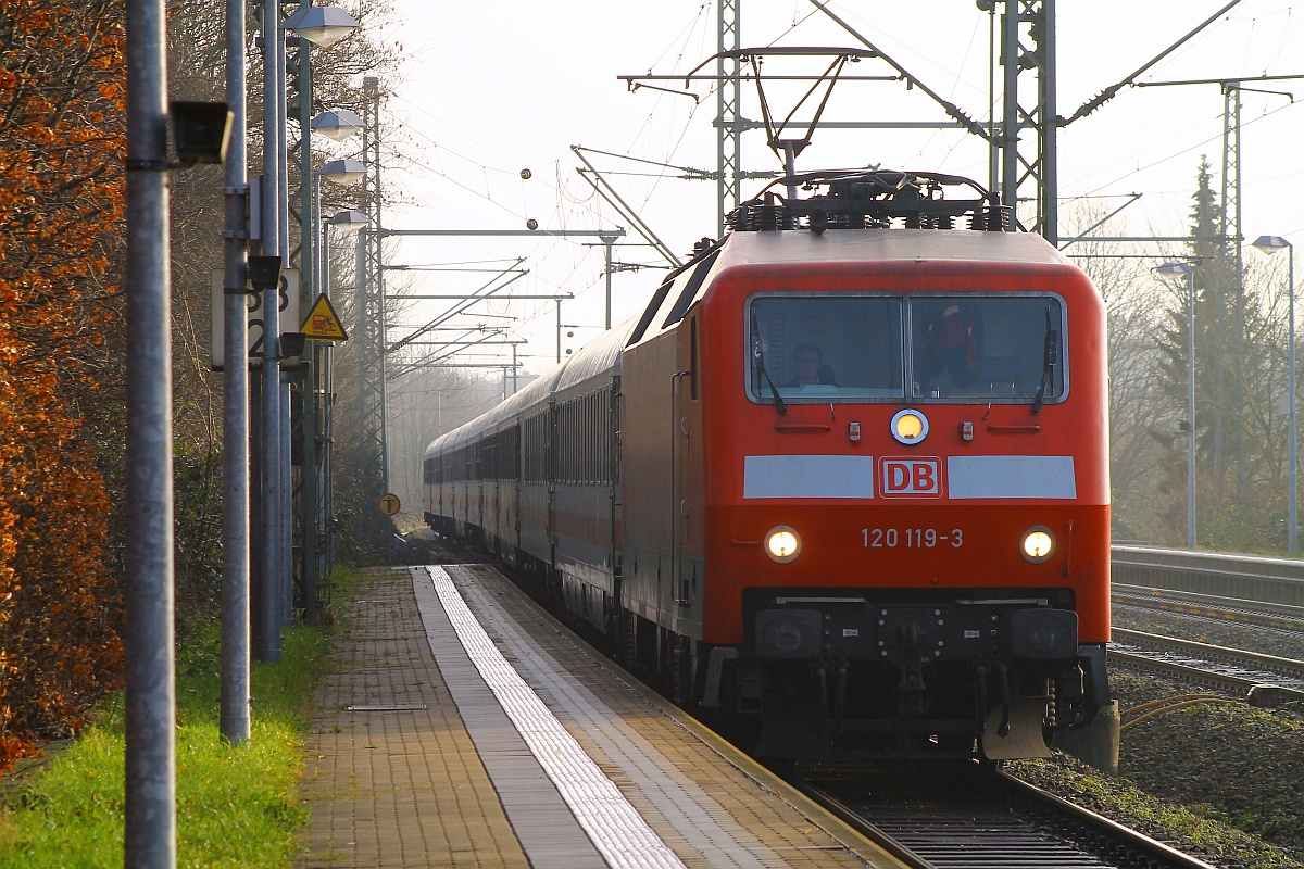 Da er am 12.12.14 Baustellenbedingt nur bis Hamburg fuhr kam heute die Rückleistung in Form der 120 119-3 plus 9 IC Wagen für den späteren IC 2417 von Flensburg nach Köln durch Schleswig gefahren. 14.12.2014