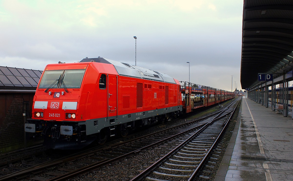 Da sie momentan die einzige Lok im Einsatz ist hier nochmal ein Bild der 1245 021-1 mit einem SyltShuttle festgehalten im Bahnhof Westerland auf Sylt. 16.11.2015 