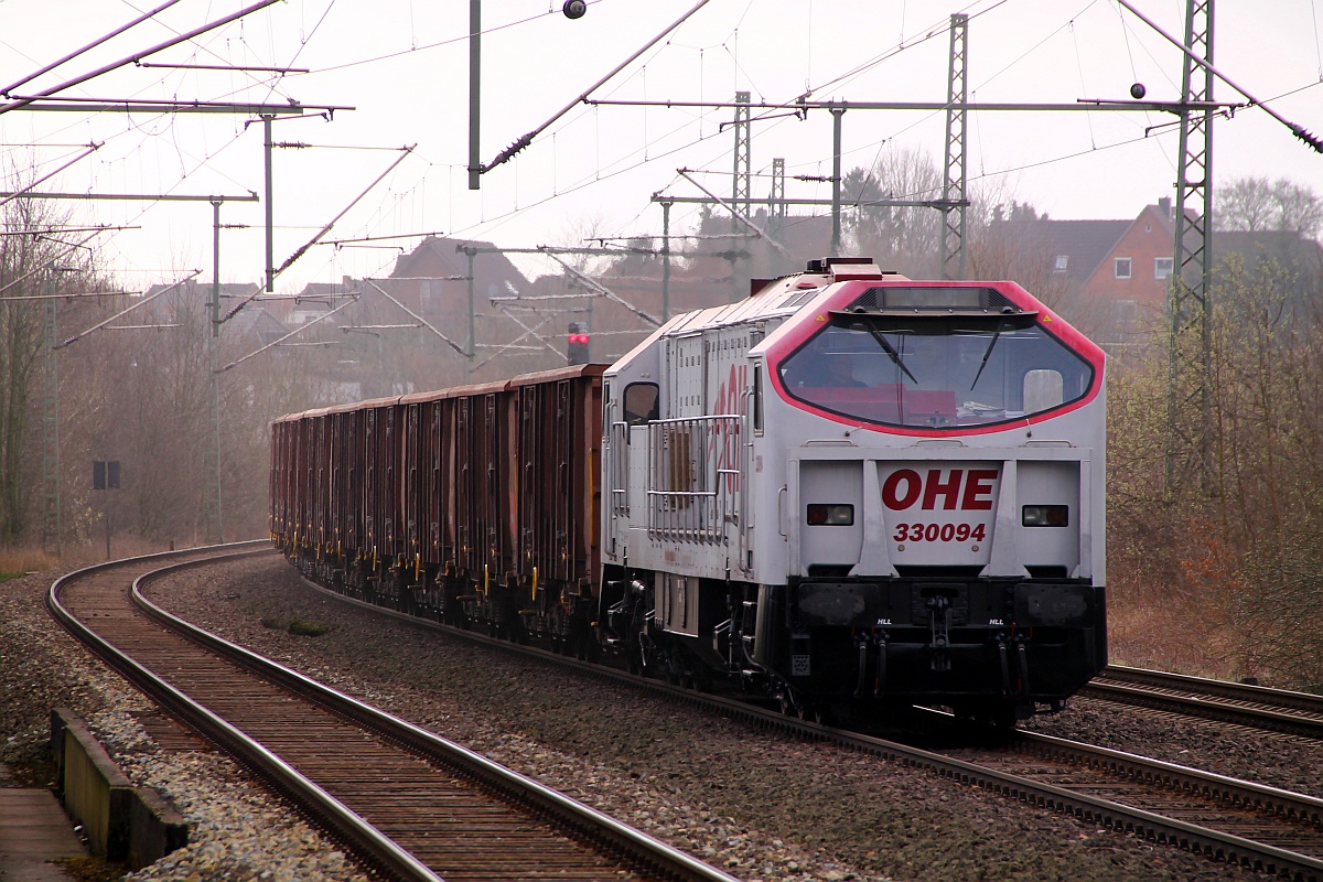 Dank Vormeldung erwischt, der OHE Tiger 330094/ 250 001-5 diesmal mit Eaos7 Wagenpark auf dem Weg nach Flensburg-Weiche hier beim Kurzhalt in Schleswig aufgenommen. 14.03.2014