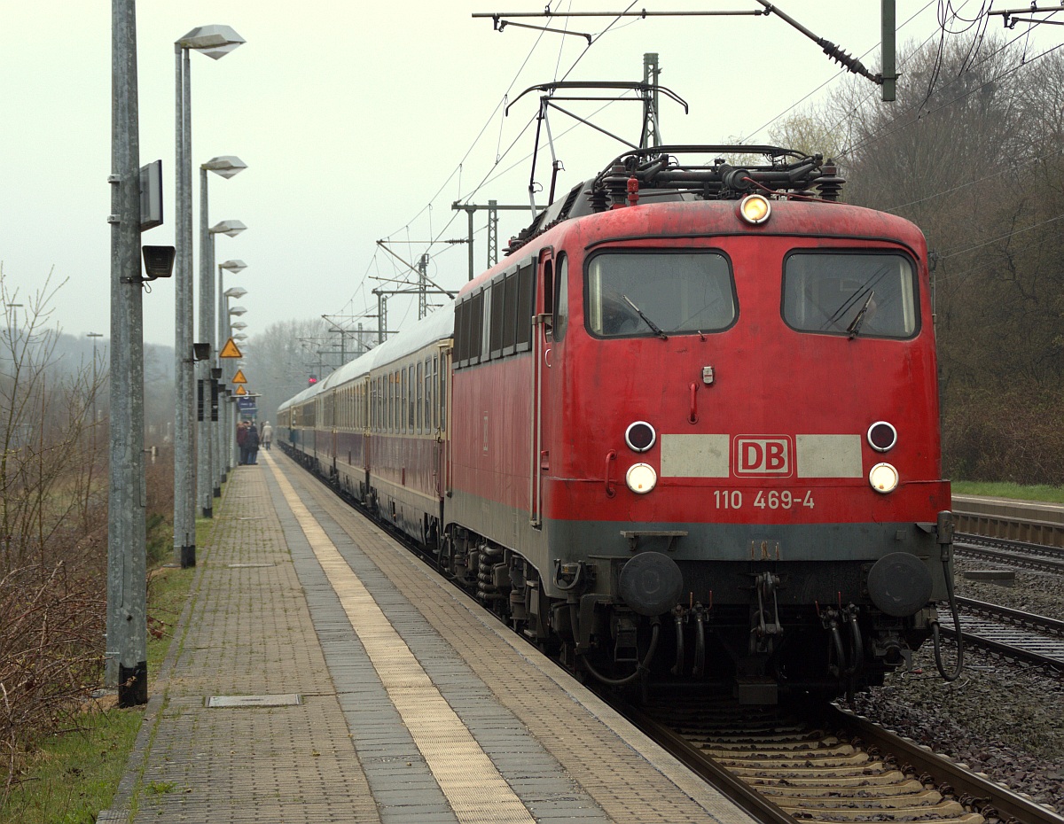 Das waren noch Zeiten....DB E10 469/110 469-4 verlässt hier mit dem IC 2417  Hanseat  Schleswig Richtung Köln. 09.04.2012(raw)