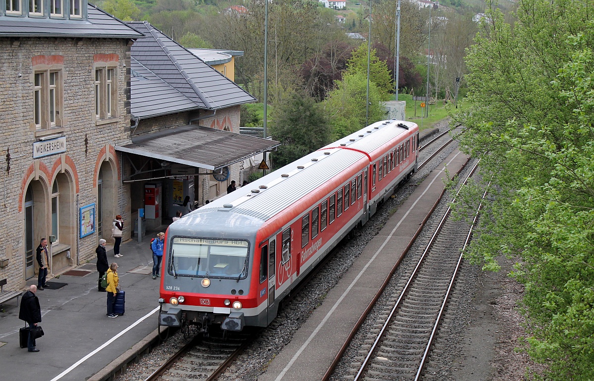 DB 0628/0928 234 nach Aschaffenburg Hbf aufgenommen im Bhf Weikersheim. 05.05.2017