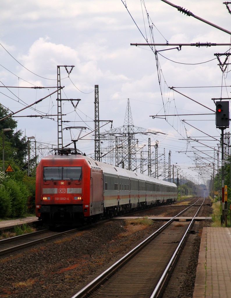 DB 101 002-4 mit dem LPF 78082 aus Hamburg Langenfelde festgehalten während der Durchfahrt in Jübek. 13.06.2014