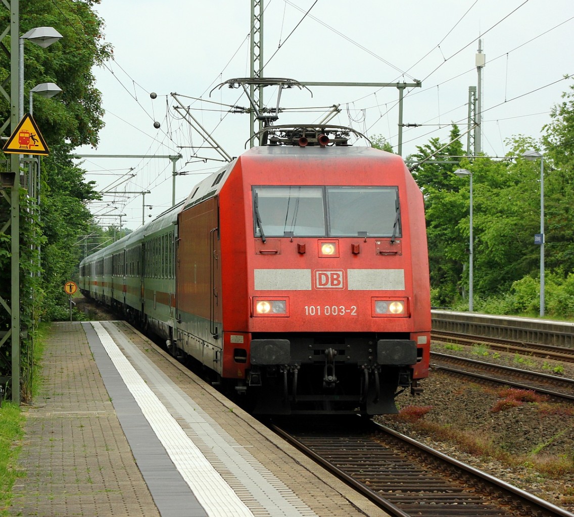 DB 101 003-2 mit dem IC 2410 aus Köln einfahrend in Schleswig. 26.06.2015