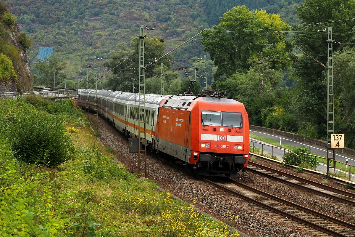 DB 101 005-7 mit IC Einfahrt Bacharach 13.09.2013