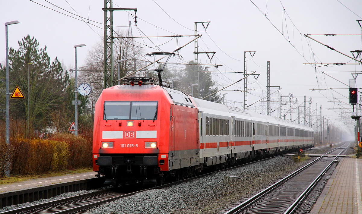 DB 101 015-6 mit dem IC 2070 aus Berlin aufgenommen bei der Durchfahrt in Jübek am 11.02.2023