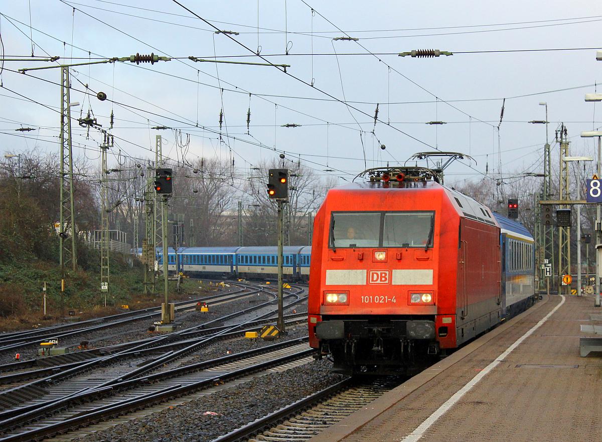 DB 101 021-4 hat hier mit dem EC 379 von Kiel nach Praha hl.n und wirklich schönen und fast blitzsauberen Wagen Einfahrt in den Hamburger Hauptbahnhof. 12.02.2016