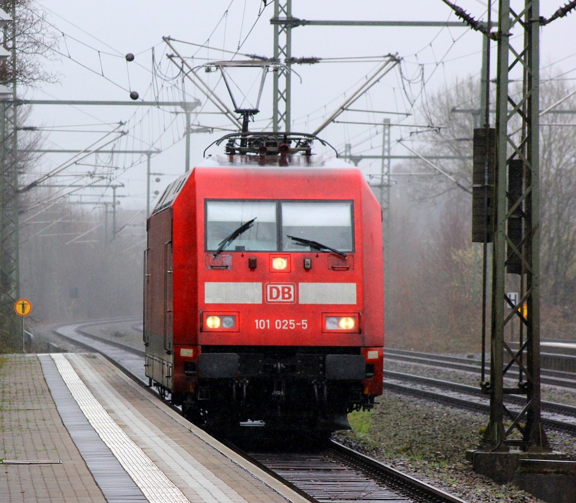 DB 101 025-5 als Tfzf 77652(HH-Eidelstedt - Flensburg)rauscht hier bei Nieselregen durch das verregnete Schleswig. 29.03.2015