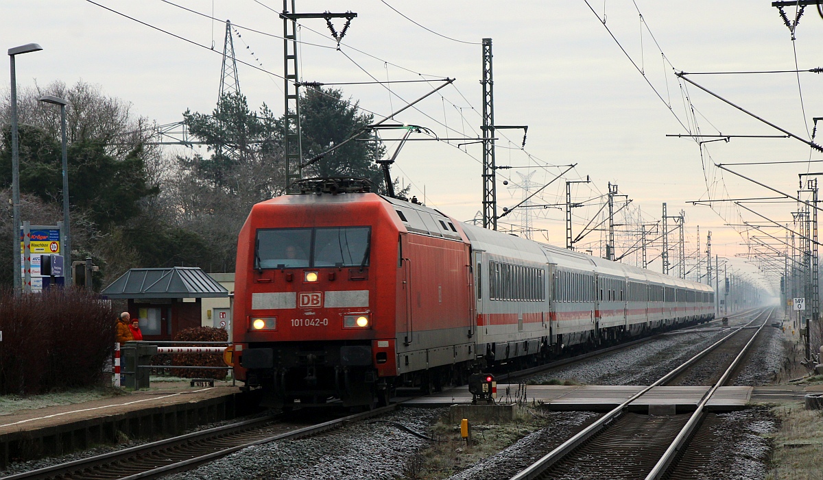 DB 101 042-0 mit IC 2070  aus dem Süden kommend auf dem Weg nach Flensburg. Jübek 28.01.2023 II
