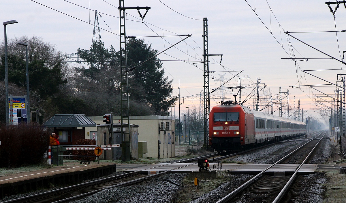 DB 101 042-0 mit IC 2070  aus dem Süden kommend auf dem Weg nach Flensburg. Jübek 28.01.2023 I