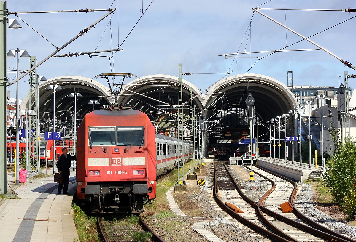 DB 101 068-5 steht hier mit dem IC 2229 nach Frankfurt am Main bereit zu Abfahrt im Kieler Hauptbahnhof. 05.09.2015