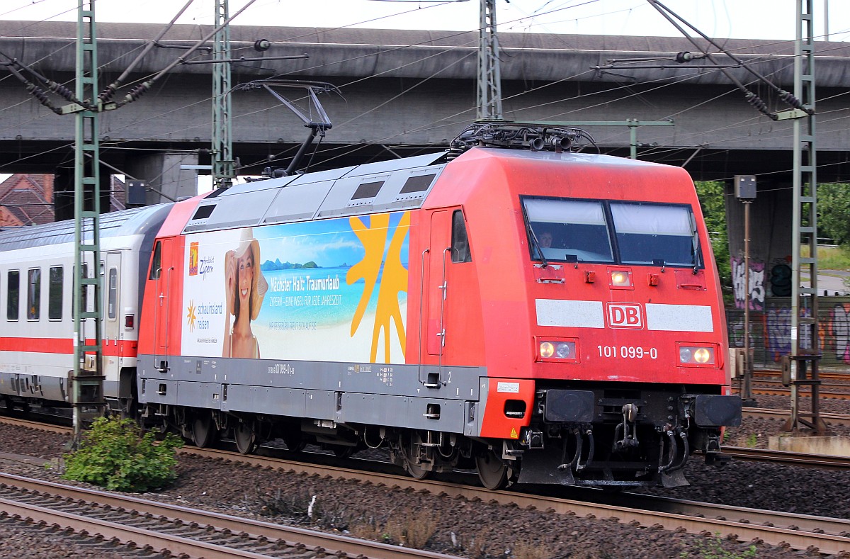 DB 101 099-0 mit ihrer Teilwerbung der SchauInsLand Reisen für Zypern verlässt hier mit einem IC in unbekannte Richtung Hamburg-Harburg. 26.07.2015