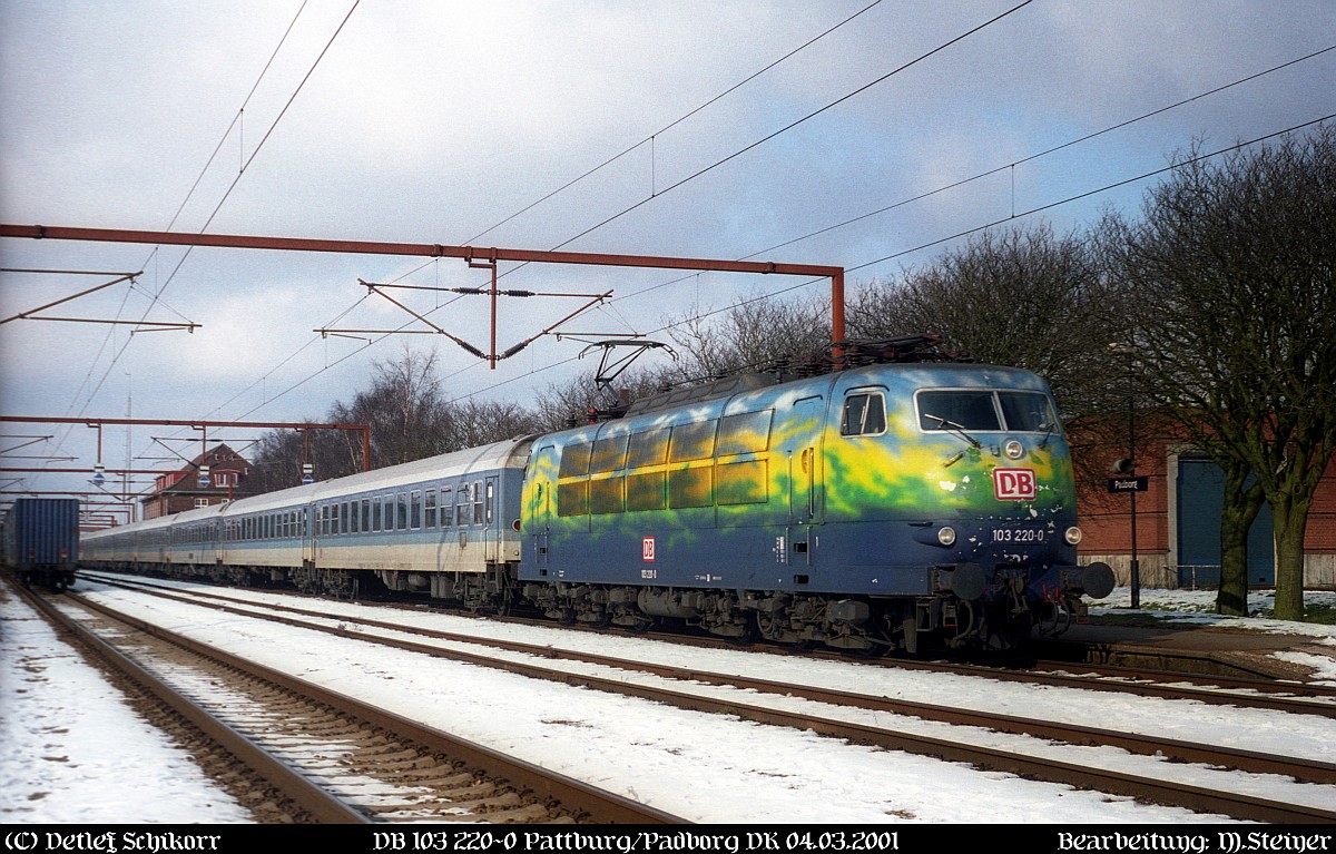 DB 103 220-0 steht hier mit einem InterRegio abfahrbereit im dänischen Grenzbahnhof Pattburg/Padborg. 04.03.2001(DigiScan 007)