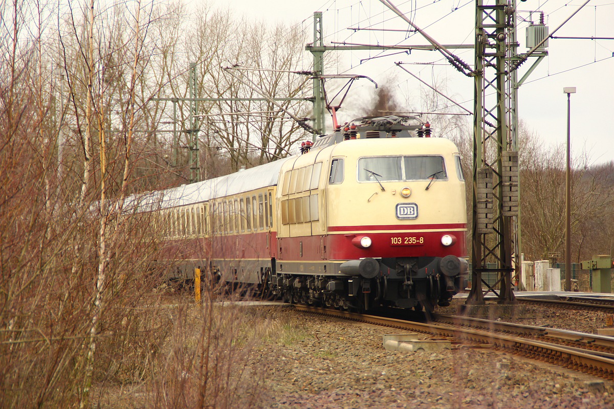 DB 103 235-8 mit dem IC 2417 Hanseat bei der Einfahrt in Schleswig(Hbf). 11.03.2012