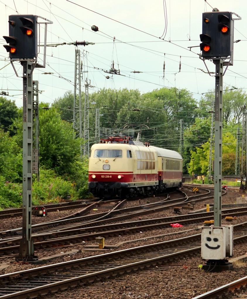 DB 103 235-8 mit dem Rheingold zu Besuch bei den Cunard Days in Hamburg hier festgehalten bei der Einfahrt am Hamburger Hauptbahnhof. 15.07.2012(üaVinG)